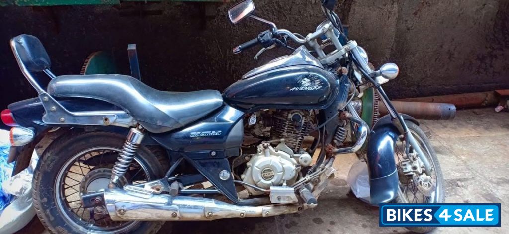 Black Bajaj Avenger 220 DTS-i