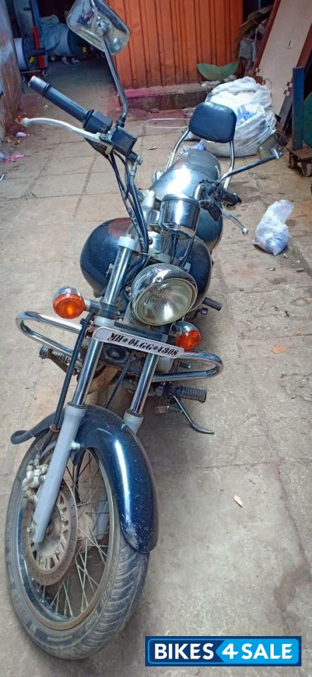 Black Bajaj Avenger 220 DTS-i
