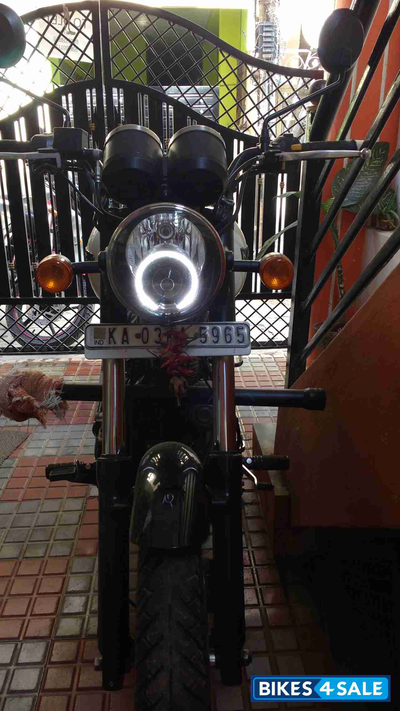 White Royal Enfield Thunderbird X 350