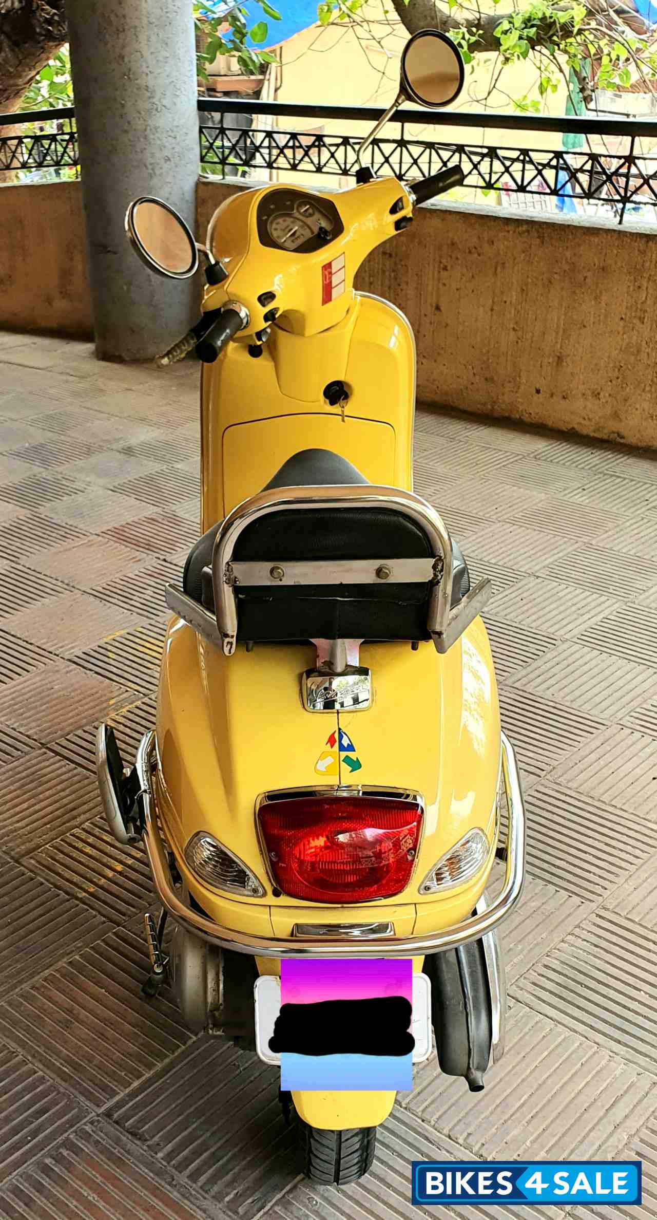 Yellow Vespa LX 125