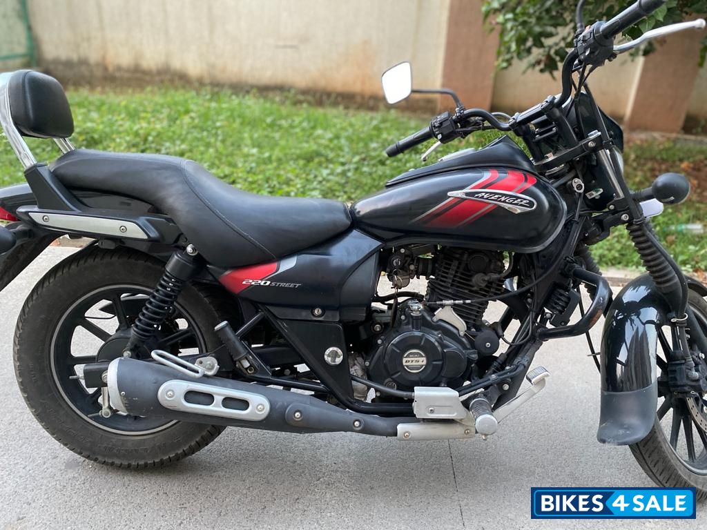 Black Bajaj Avenger Street 220