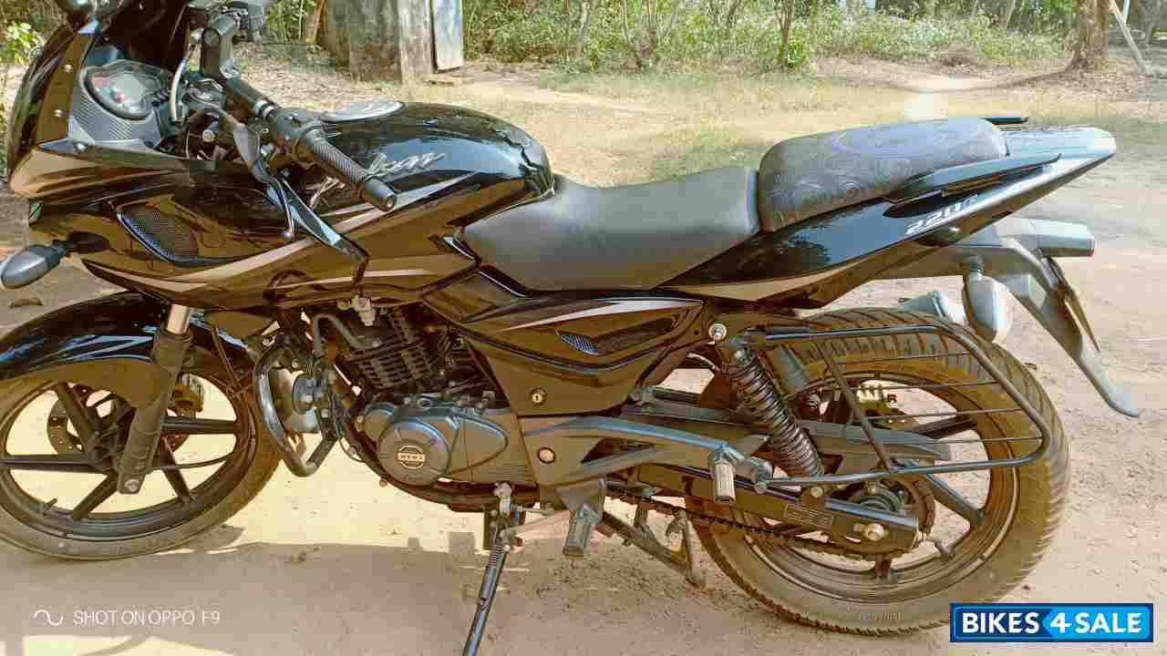 Bajaj Pulsar 220F