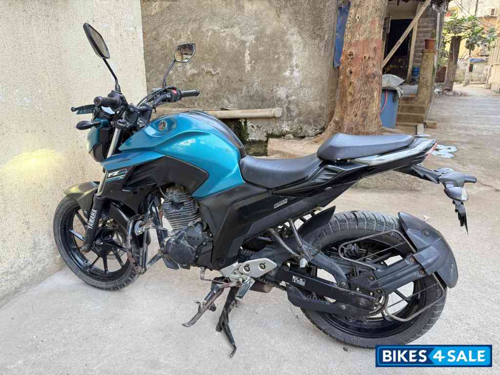 Blue Yamaha FZ25