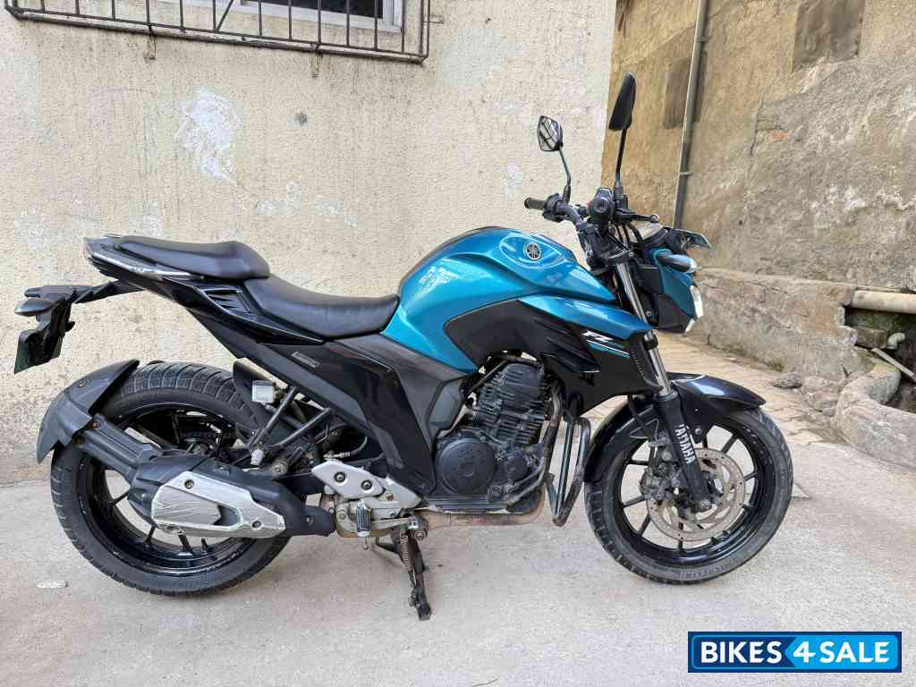 Blue Yamaha FZ25