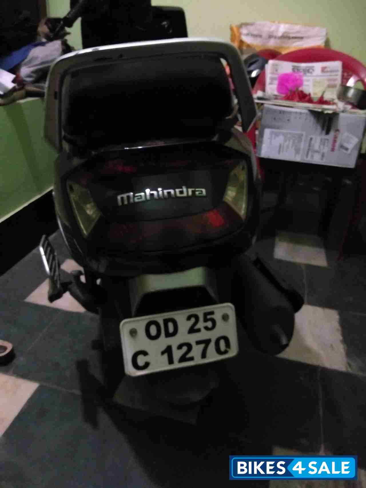 Black Mahindra Gusto