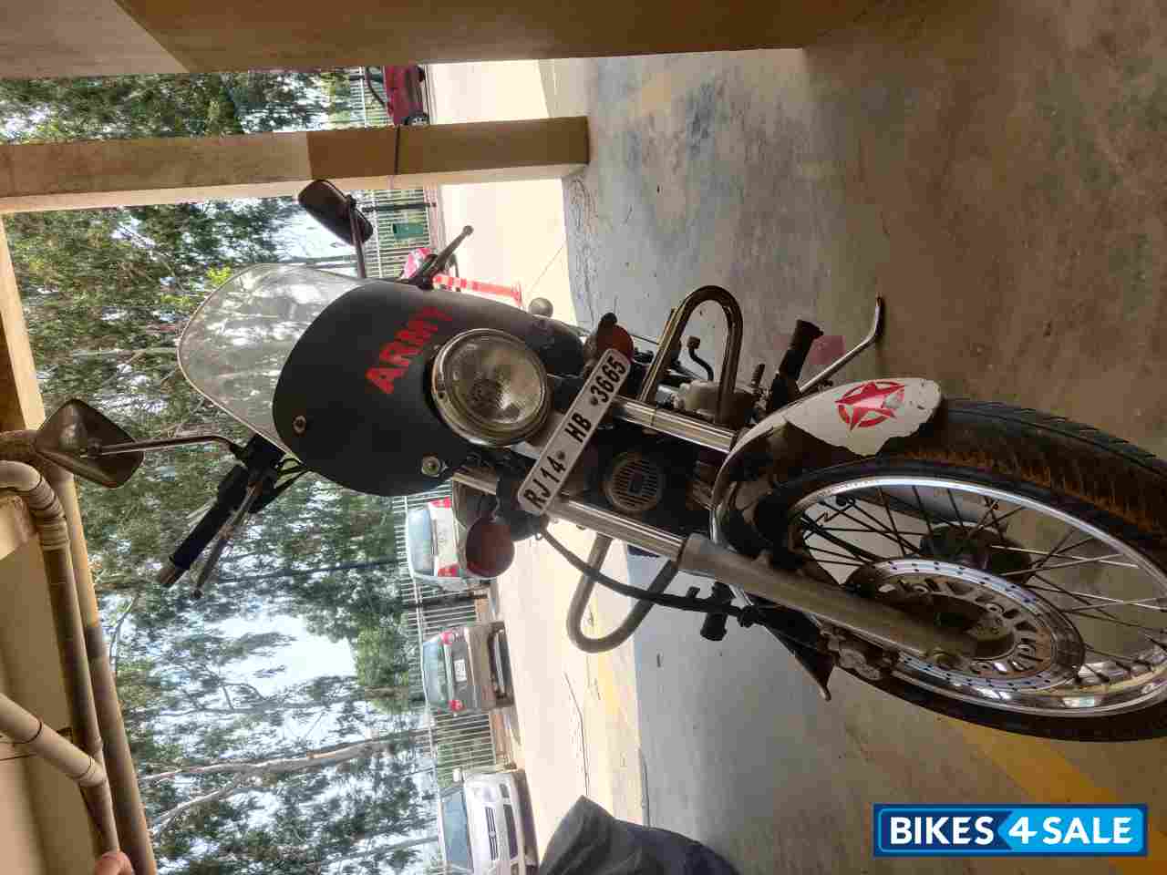 Black Bajaj Avenger 220 DTS-i