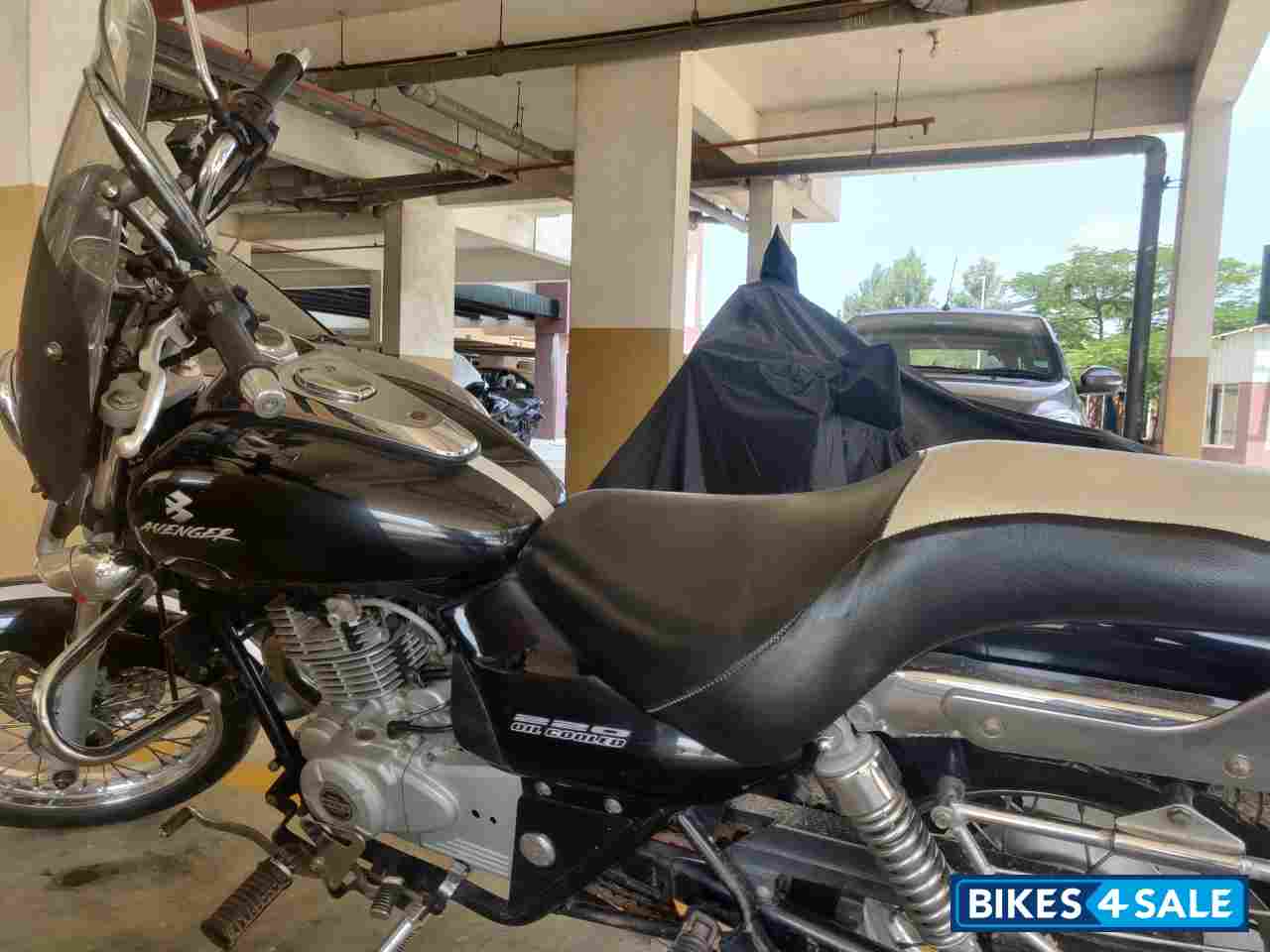 Black Bajaj Avenger 220 DTS-i Black Bajaj Avenger 220 DTS-i