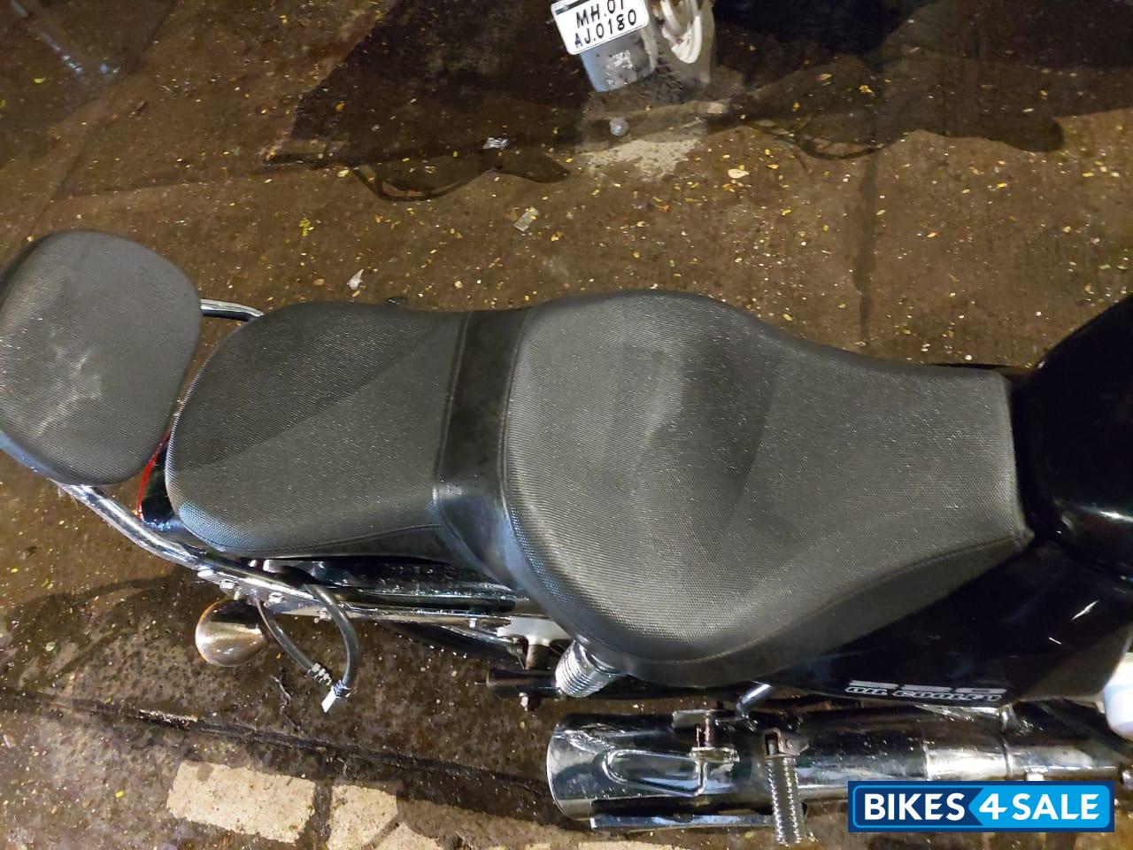 Black Bajaj Avenger 220 DTS-i