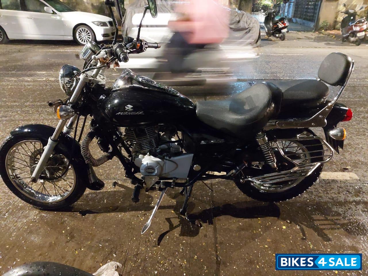 Black Bajaj Avenger 220 DTS-i Black Bajaj Avenger 220 DTS-i