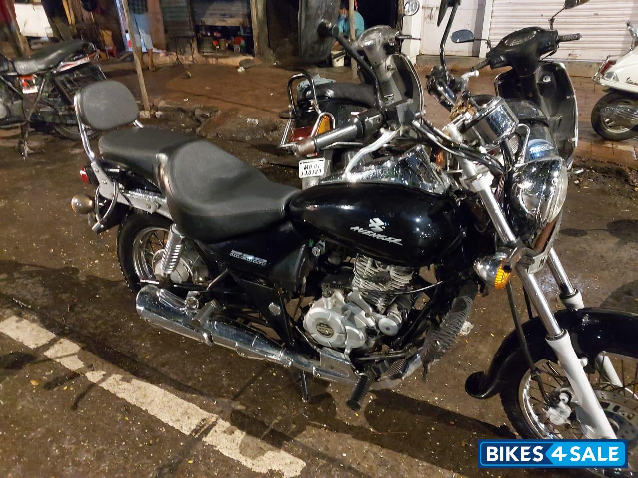 Black Bajaj Avenger 220 DTS-i Black Bajaj Avenger 220 DTS-i