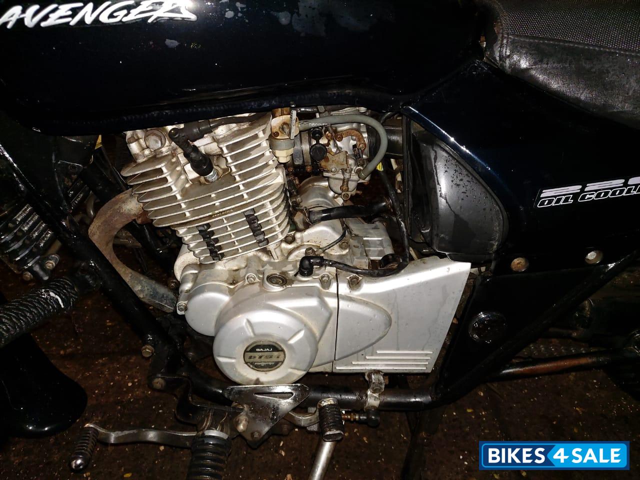 Black Bajaj Avenger 220 DTS-i Black Bajaj Avenger 220 DTS-i