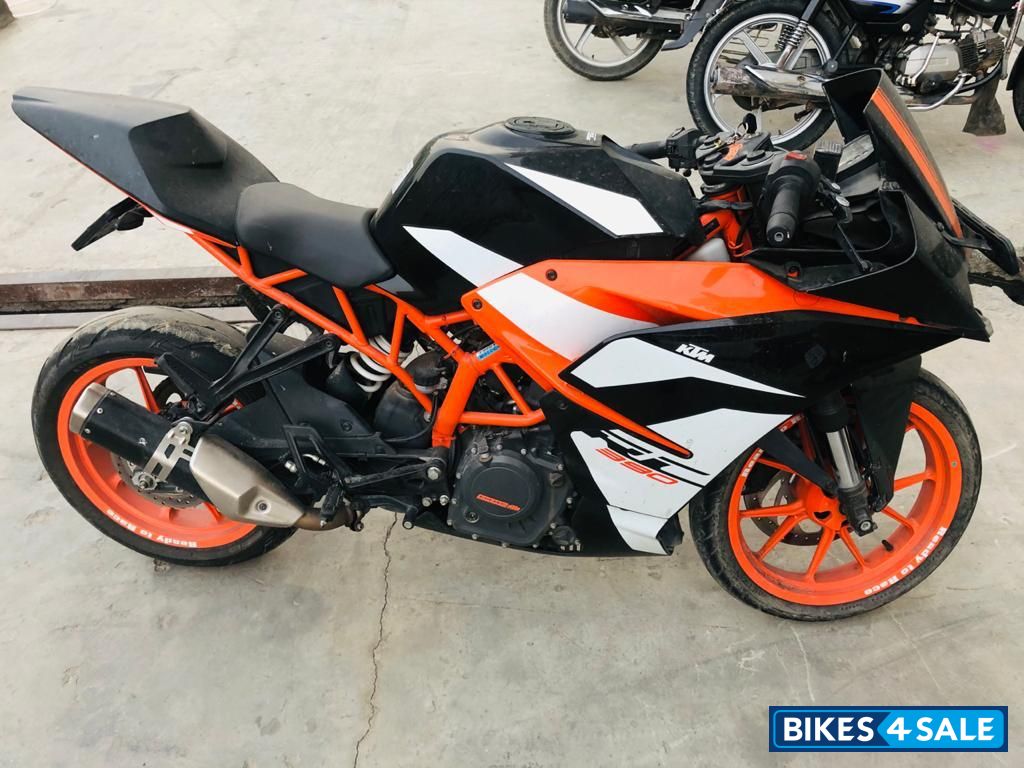 Ebony Matt Black KTM RC 390