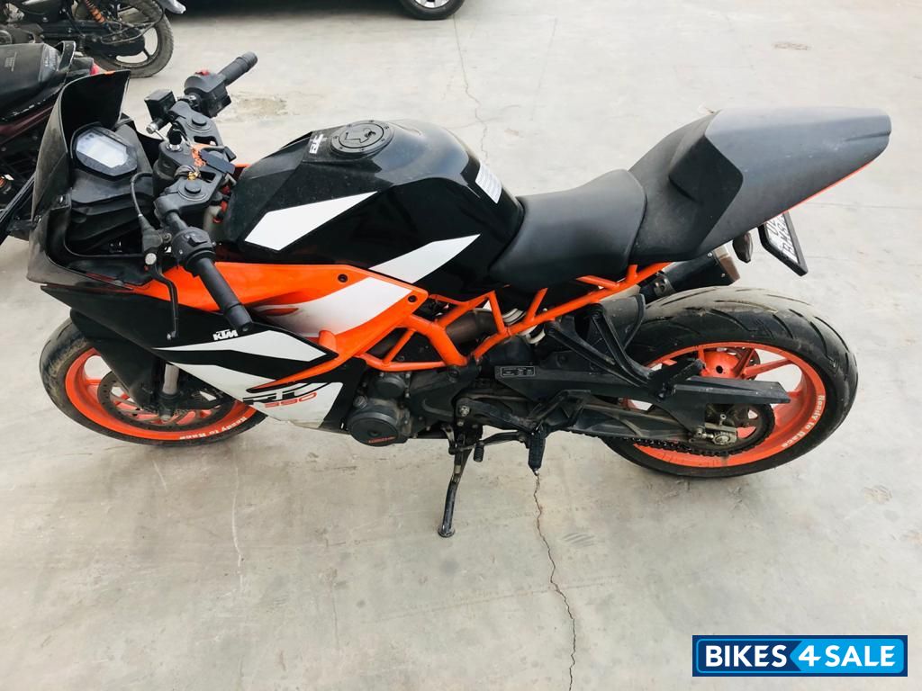 Ebony Matt Black KTM RC 390