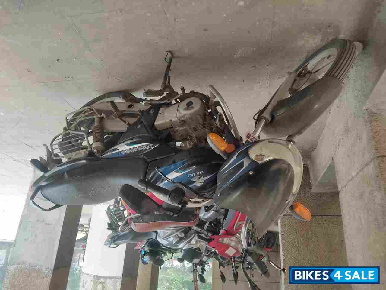 Blue-black Bajaj Discover 125