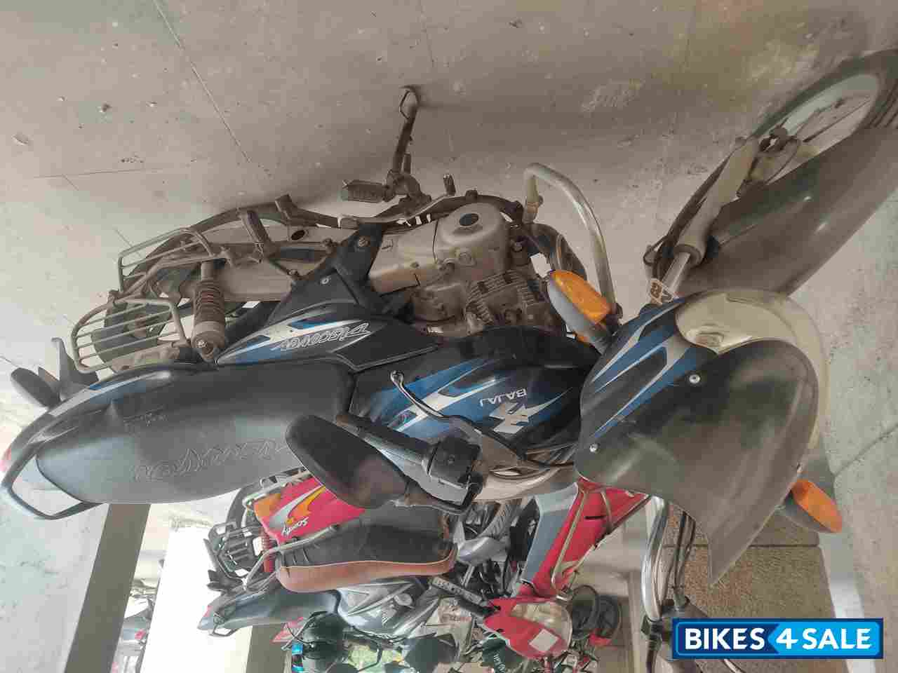 Blue-black Bajaj Discover 125