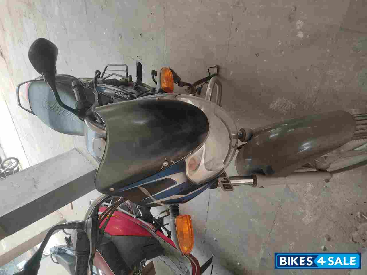 Blue-black Bajaj Discover 125