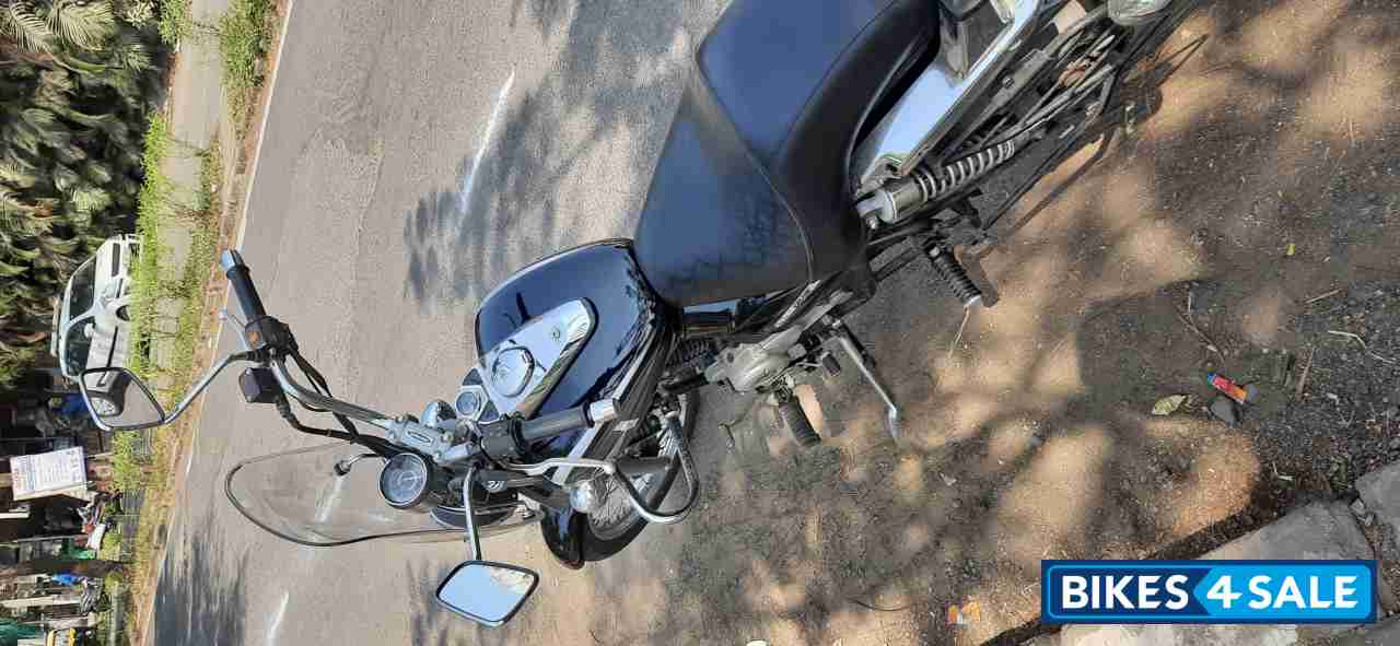 Black Bajaj Avenger Cruise 220