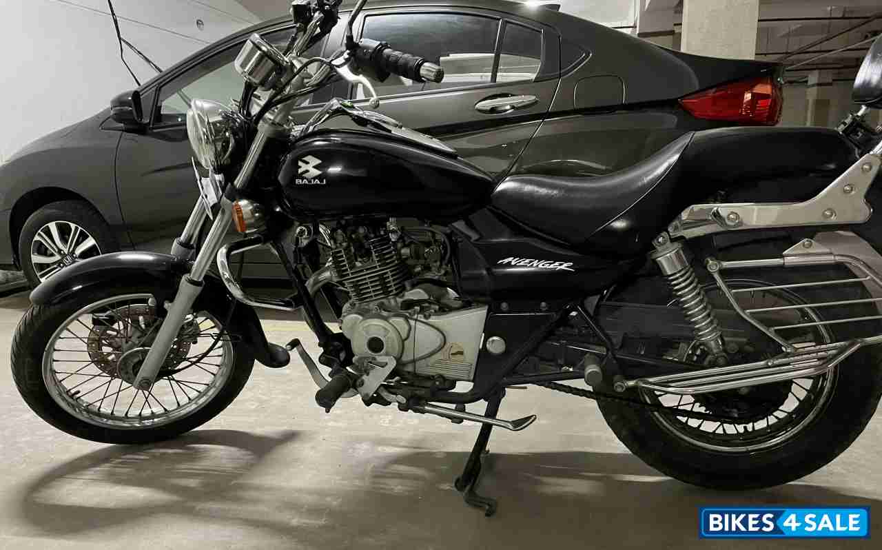 Black Bajaj Avenger 180 DTS-i