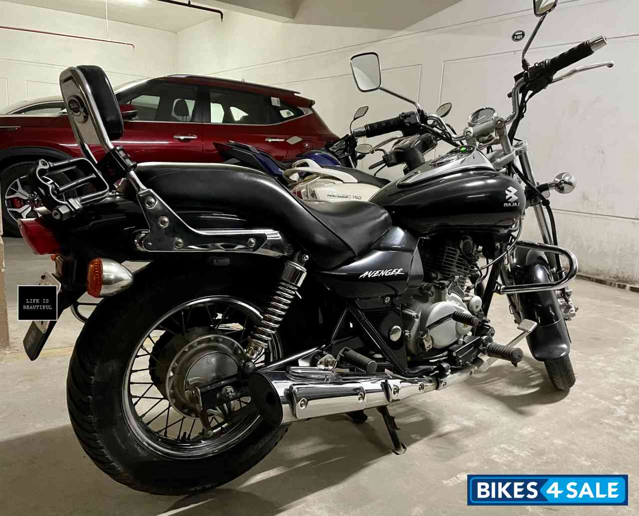 Black Bajaj Avenger 180 DTS-i