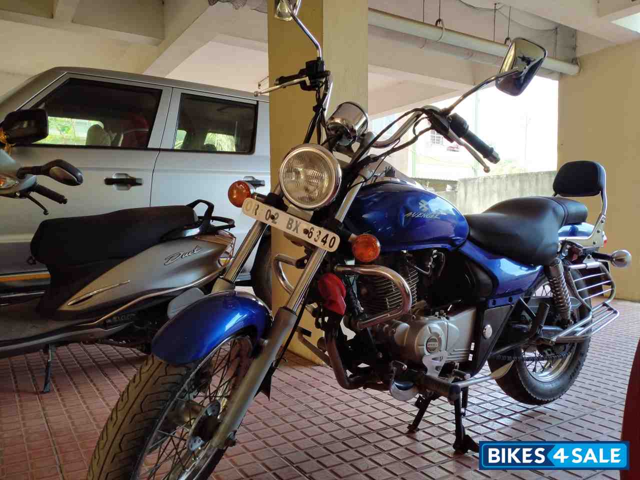Plasma Blue Bajaj Avenger 220 DTS-i