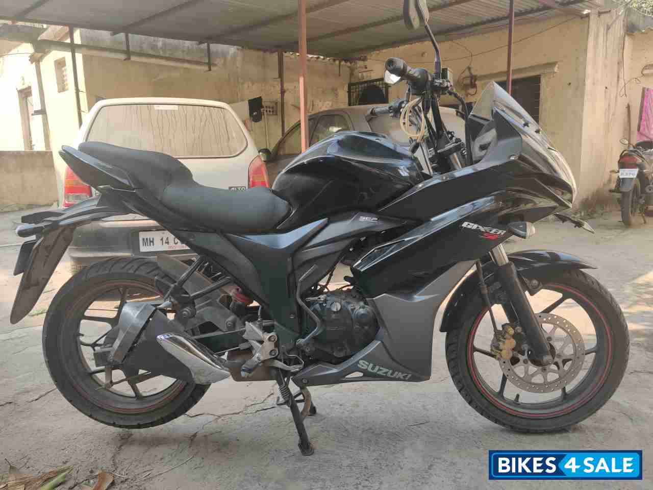 Black Suzuki Gixxer SF