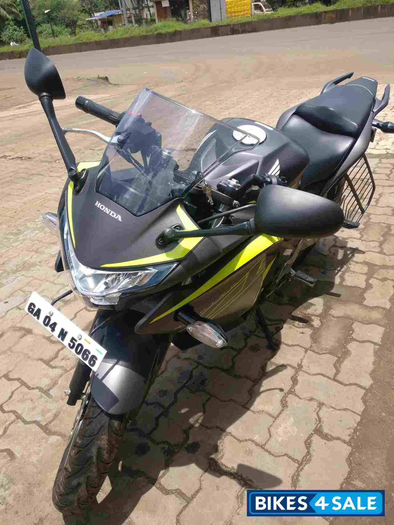 Green Stripping Honda CBR 250R ABS