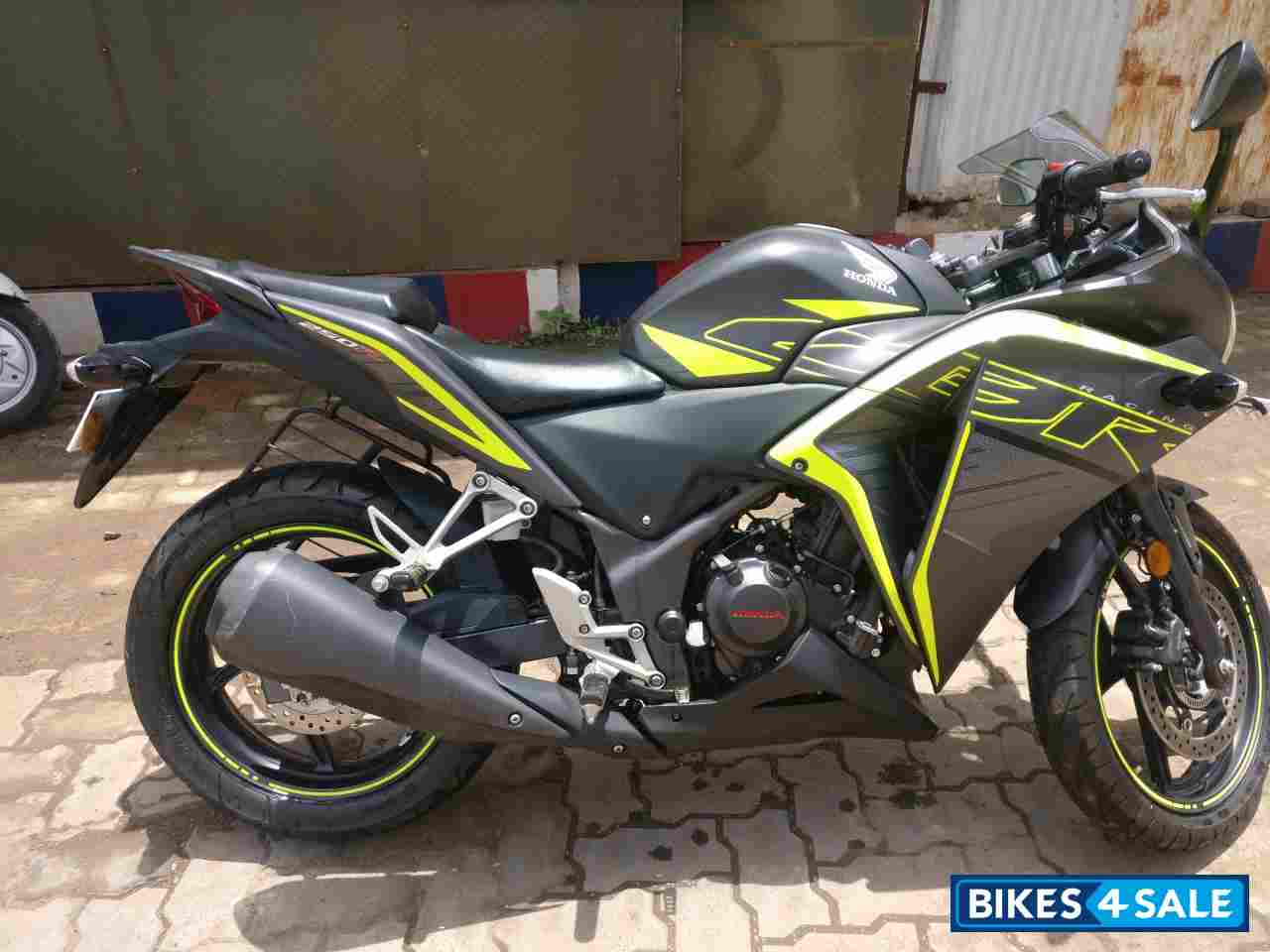 Green Stripping Honda CBR 250R ABS