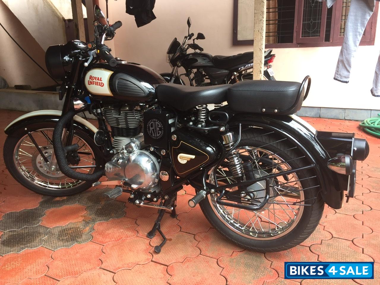 Black Royal Enfield Classic 500