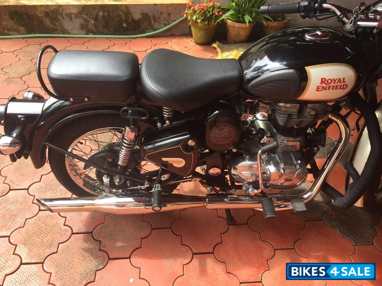 Black Royal Enfield Classic 500