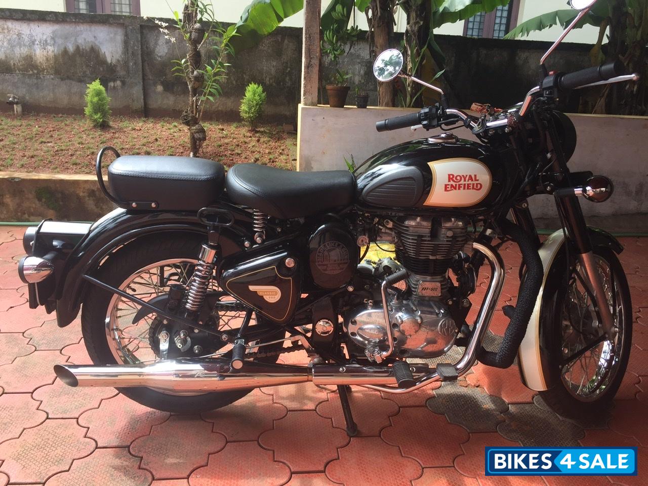 Black Royal Enfield Classic 500