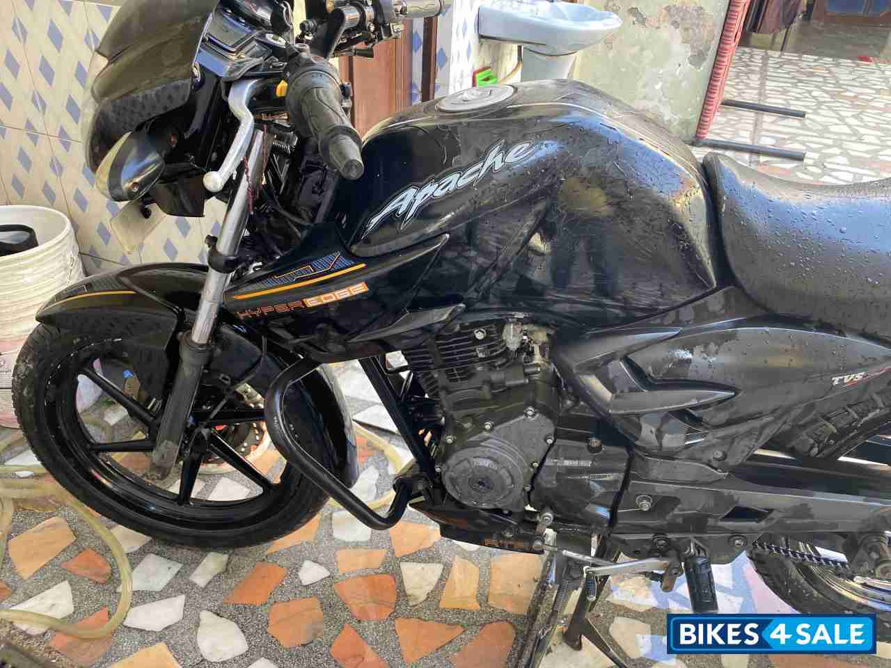 Black TVS Apache RTR 160