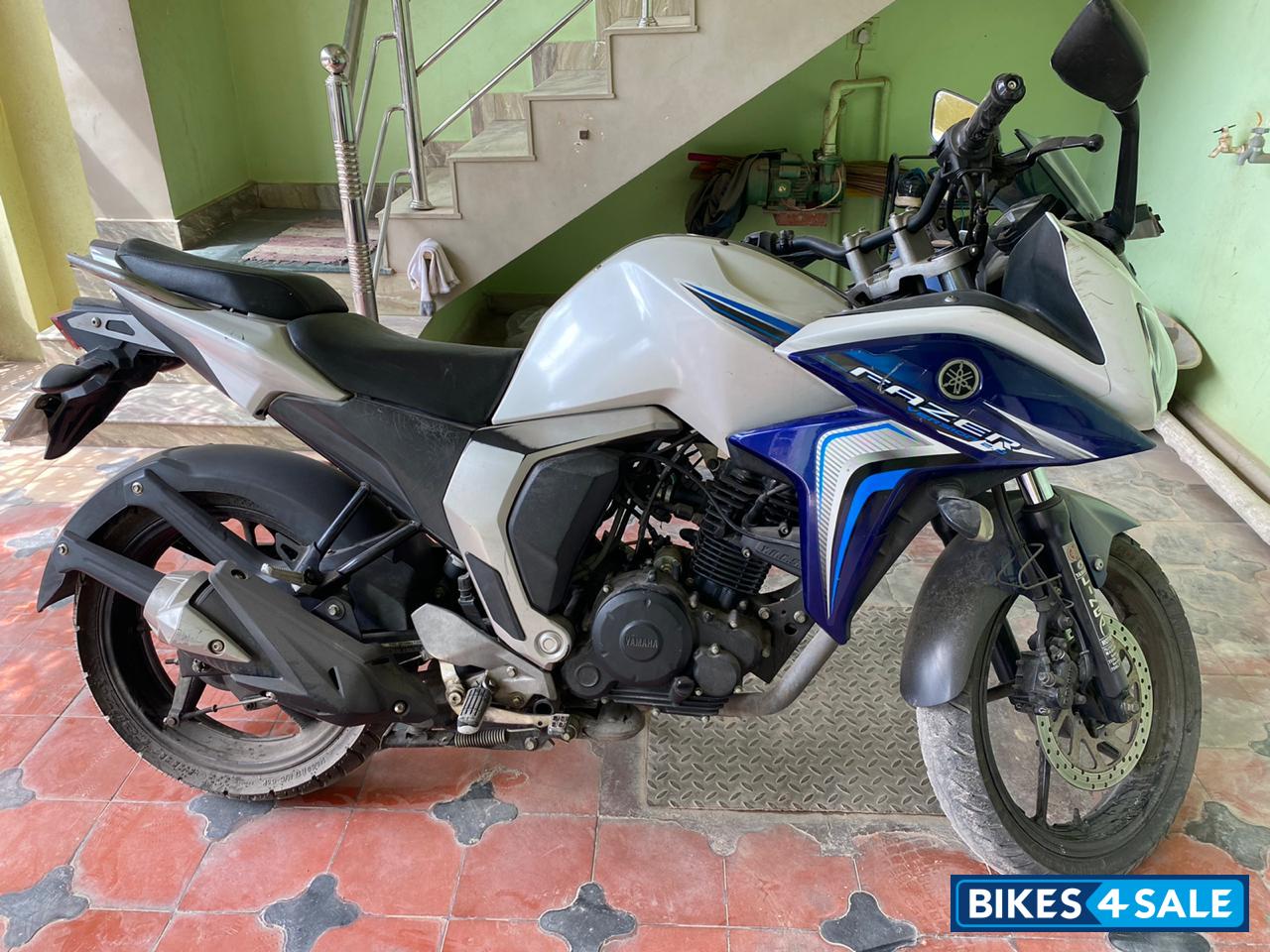 Blue/white Yamaha Fazer FI V2