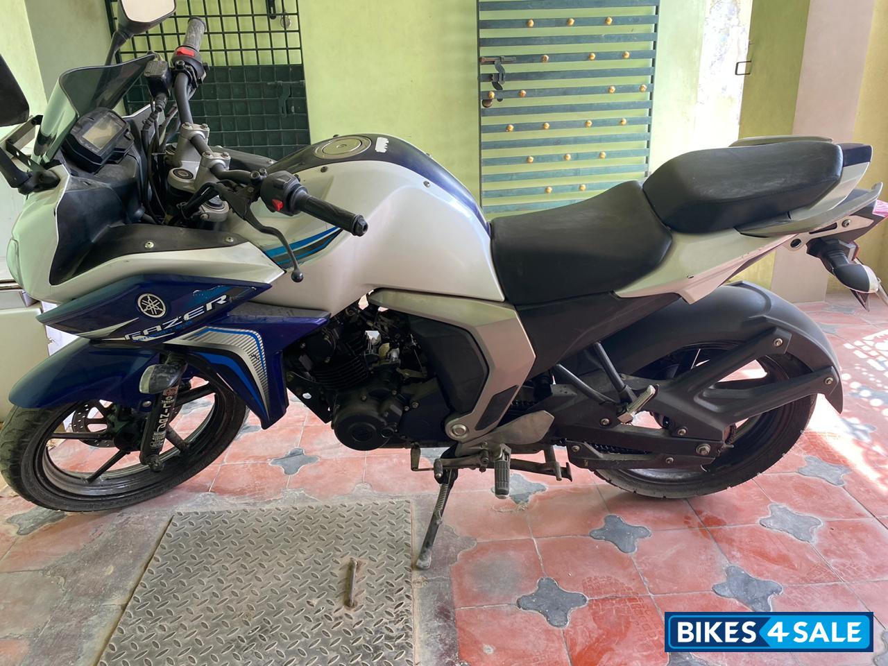 Blue/white Yamaha Fazer FI V2