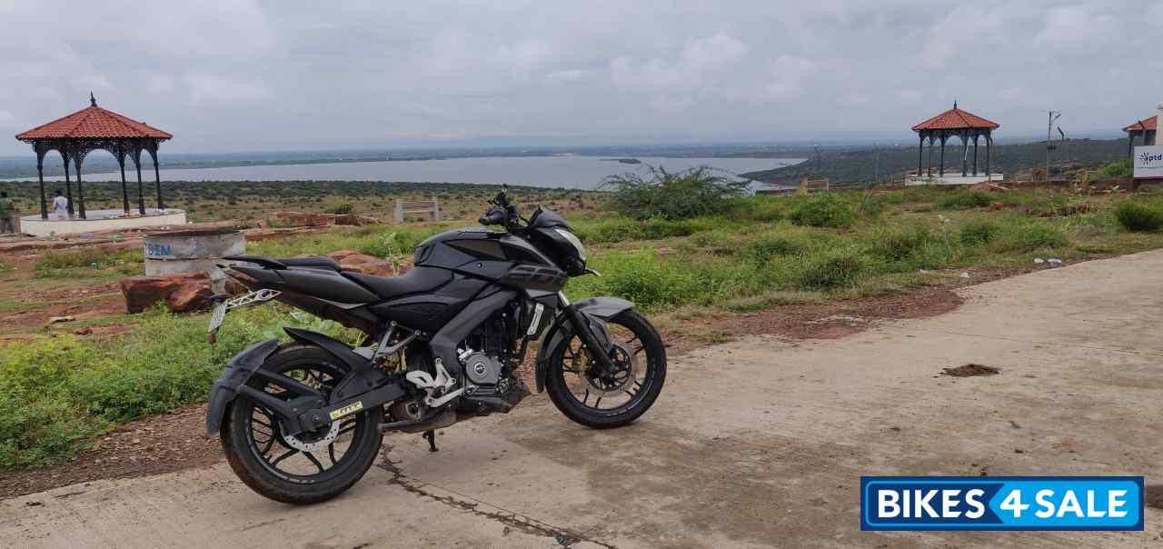 Sparkling Bajaj Pulsar 200 NS