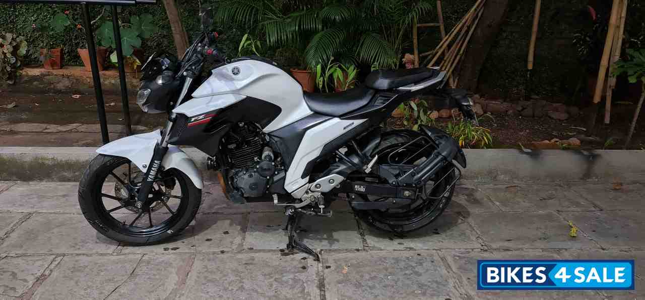 White Yamaha FZ25