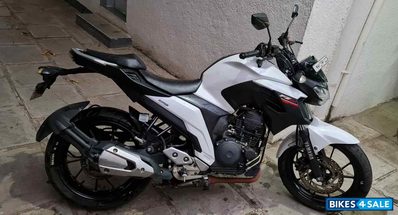 White Yamaha FZ25