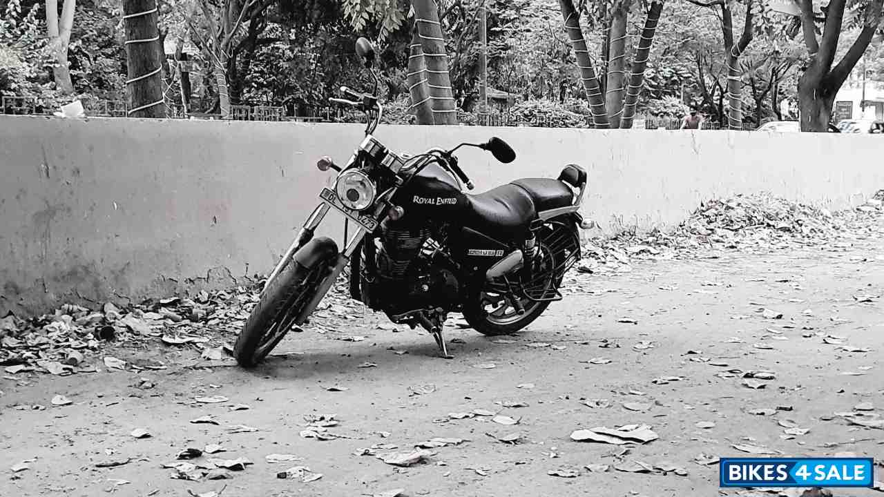 Black Royal Enfield Thunderbird 350