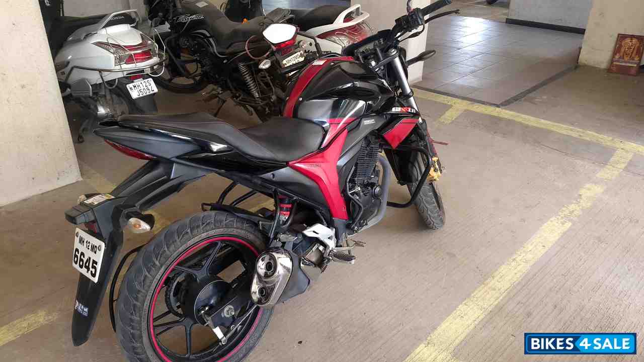 Black Red Suzuki Gixxer 150