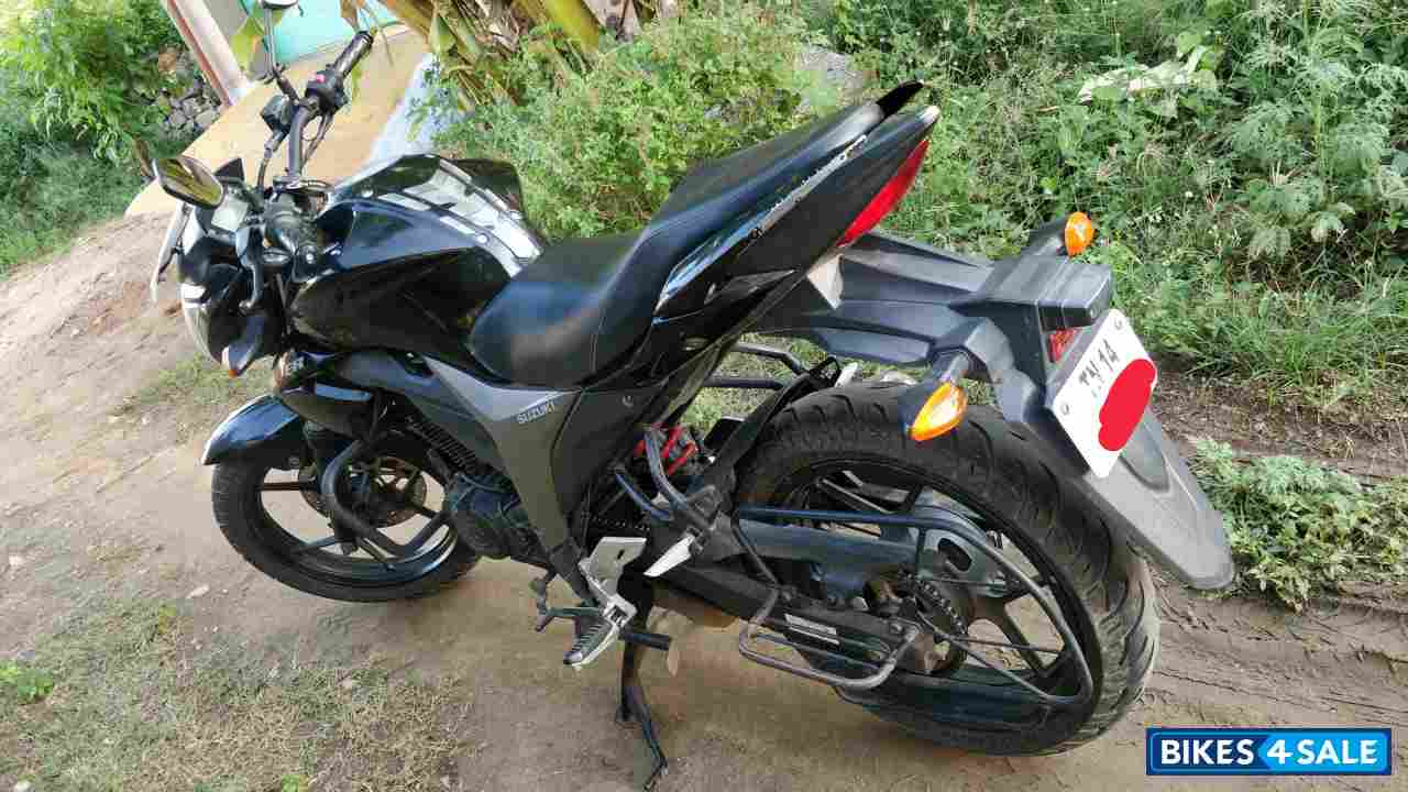 Black Suzuki Gixxer 150 Black Suzuki Gixxer 150