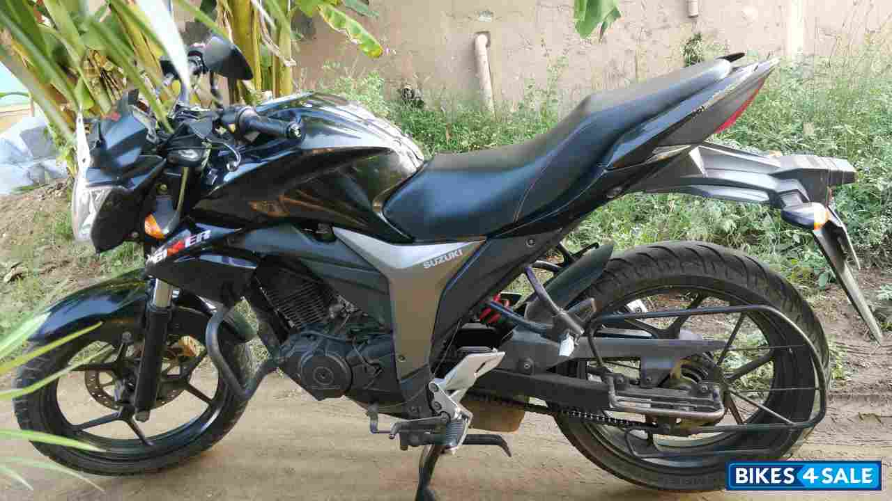Black Suzuki Gixxer 150 Black Suzuki Gixxer 150