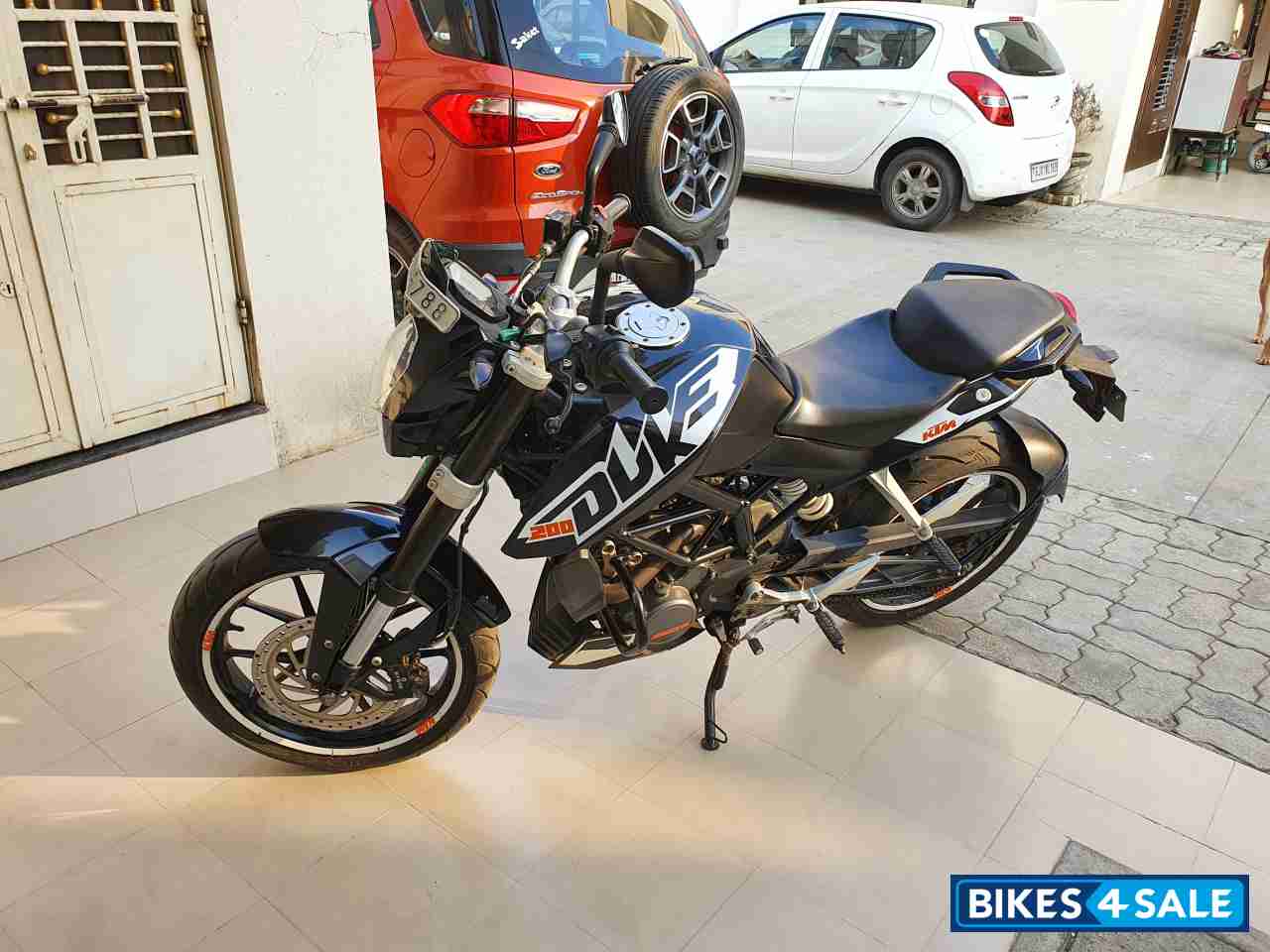 Black KTM Duke 200 Black KTM Duke 200