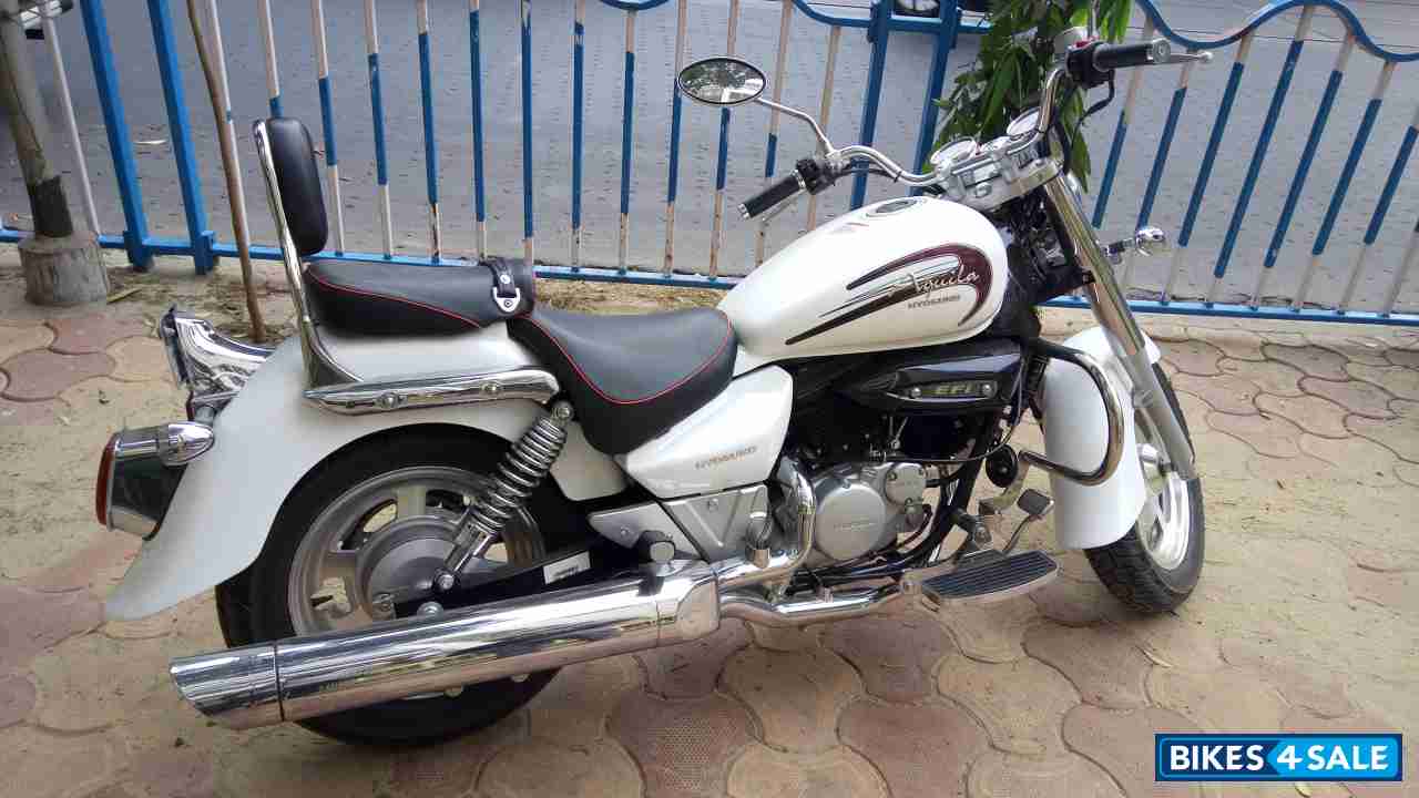White Hyosung Aquila GV250