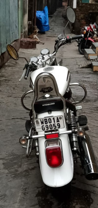 White Hyosung Aquila GV250