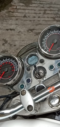 White Hyosung Aquila GV250