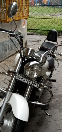 White Hyosung Aquila GV250