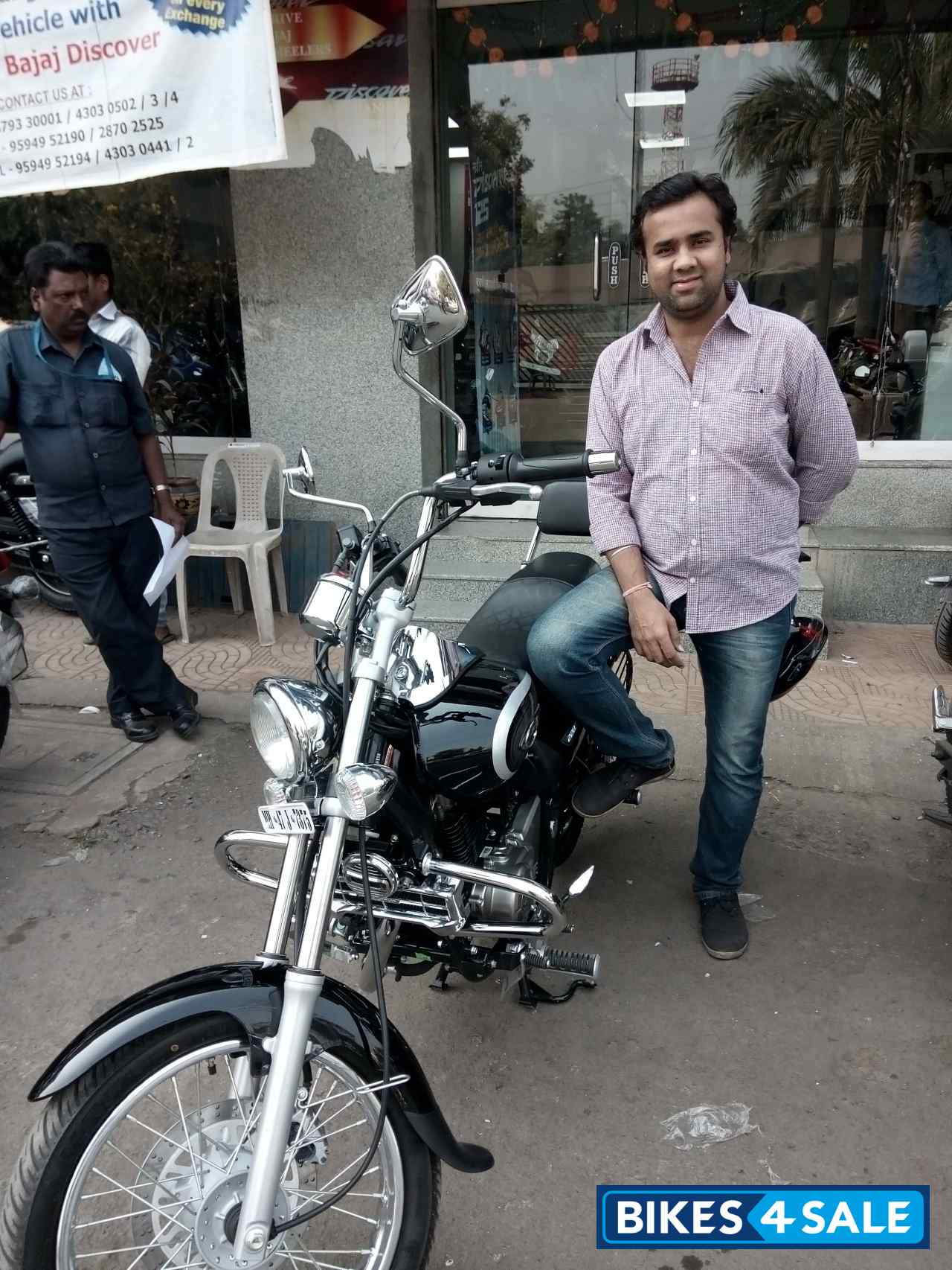 Black Bajaj Avenger Cruise 220