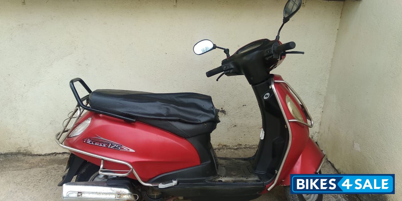 Red Suzuki Access 125