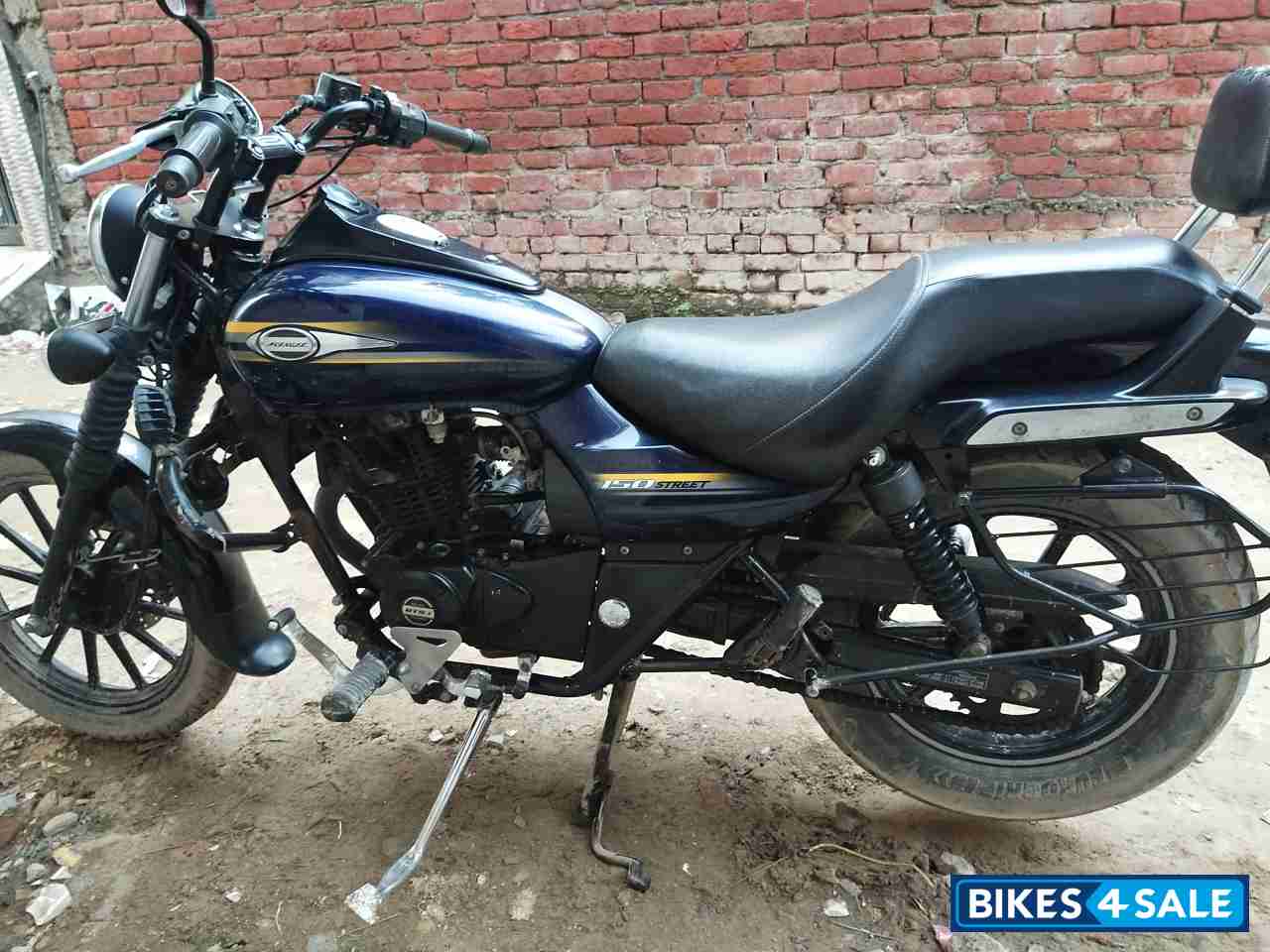 Blue Bajaj Avenger Street 150