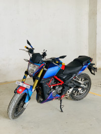 White Benelli TNT 25