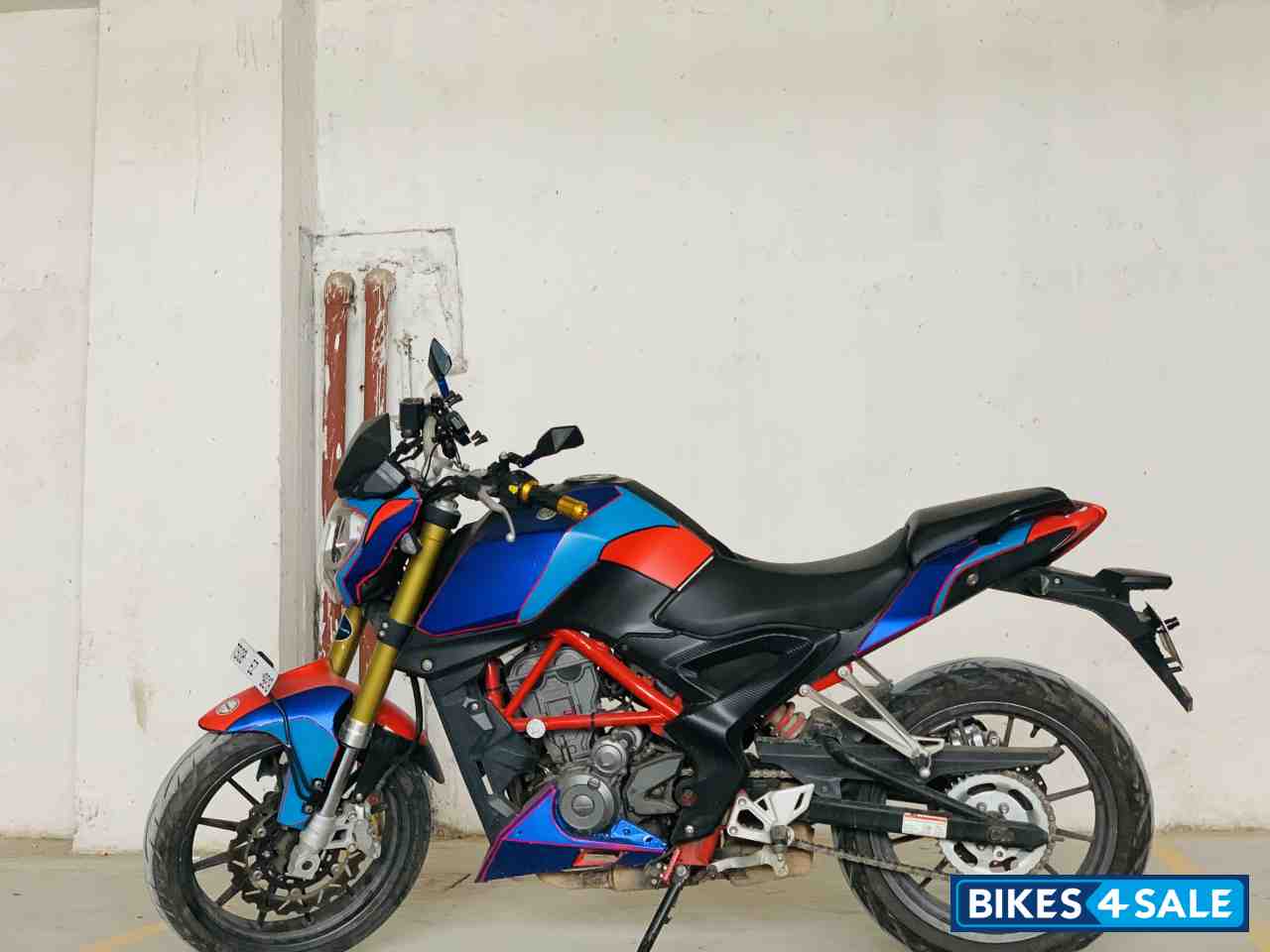 White Benelli TNT 25